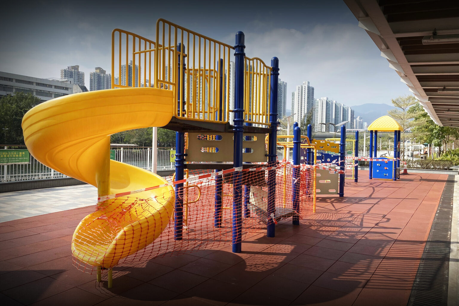 yellow slide- Dubai- kompanqa